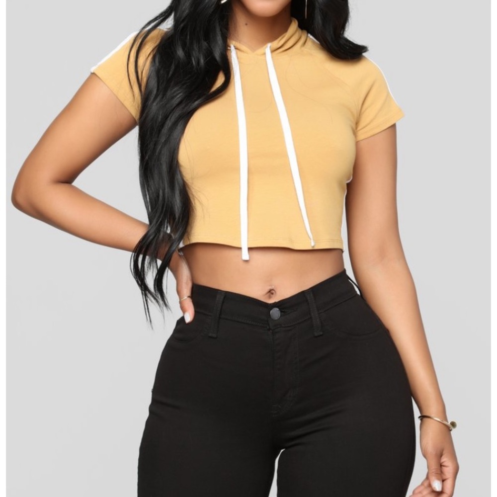 Cropped t shirts with hood.
